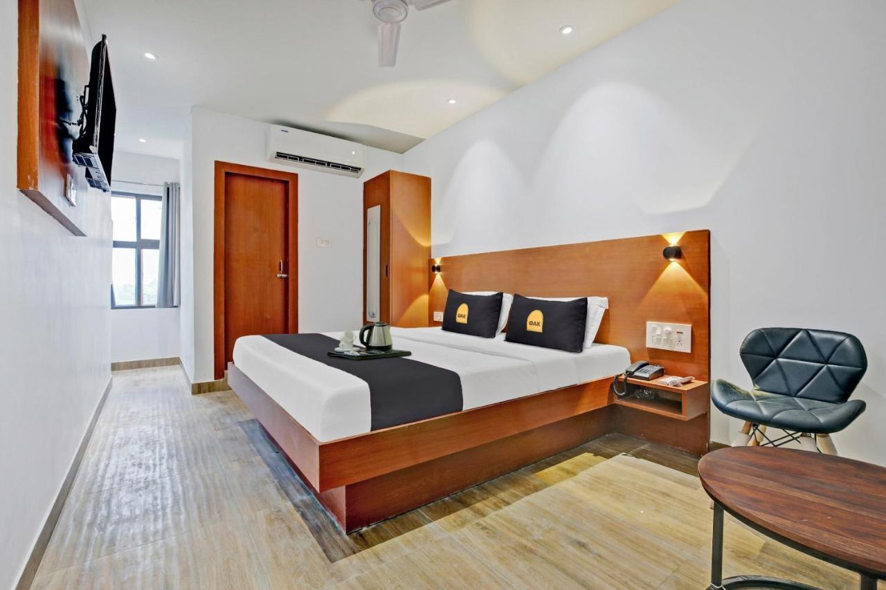 Townhouse Oak Hi-City Hotell Guwahati Exteriör bild