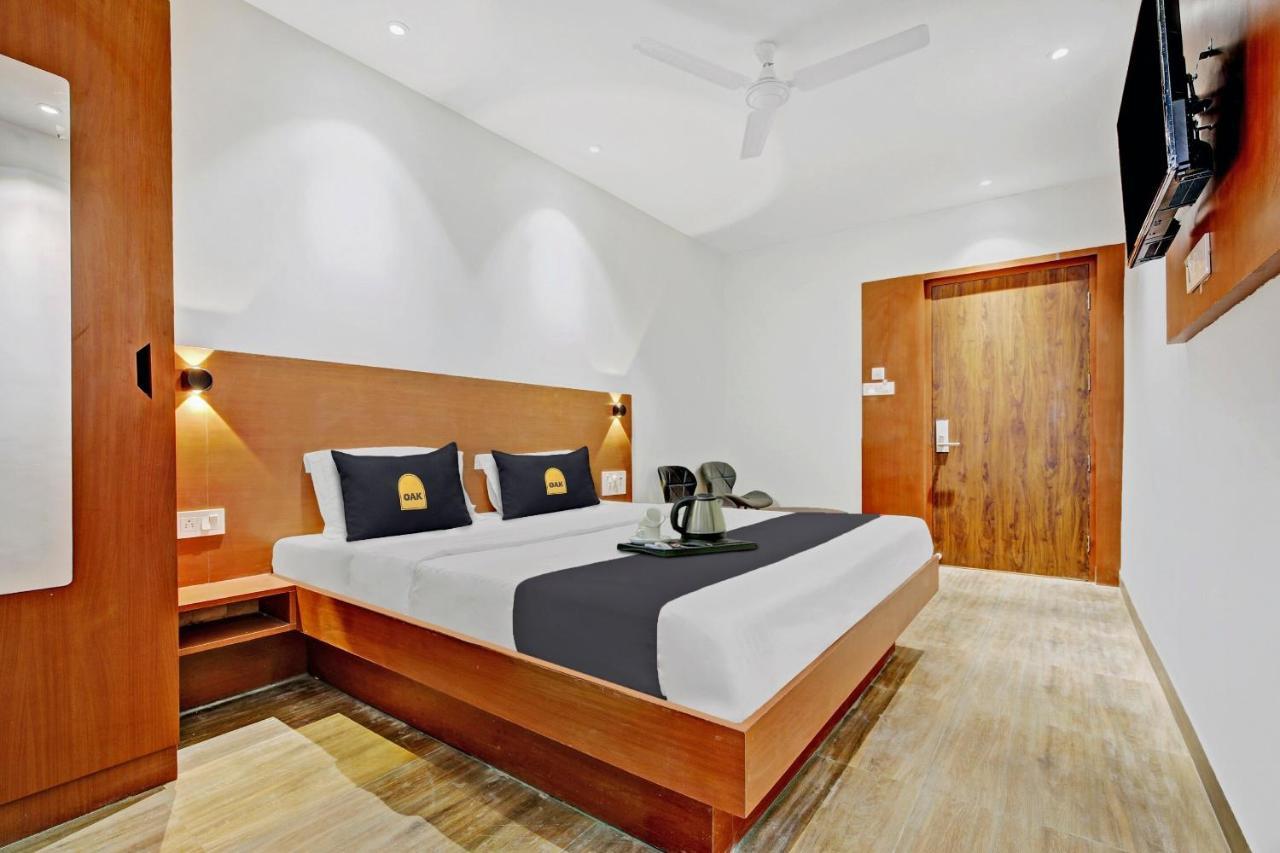 Townhouse Oak Hi-City Hotell Guwahati Exteriör bild