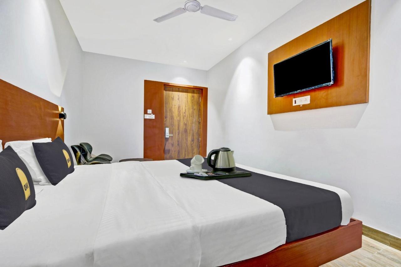 Townhouse Oak Hi-City Hotell Guwahati Exteriör bild