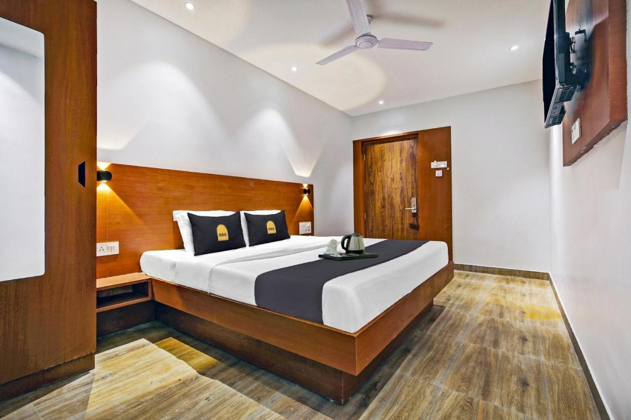 Townhouse Oak Hi-City Hotell Guwahati Exteriör bild