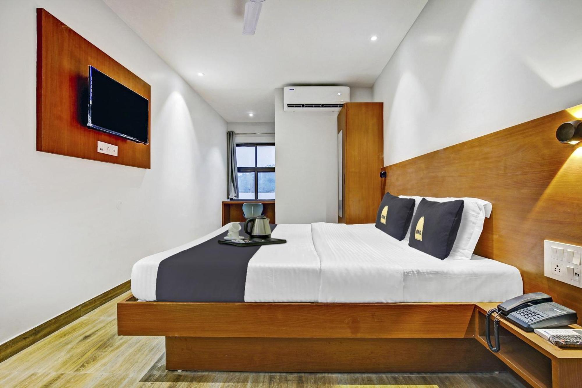 Townhouse Oak Hi-City Hotell Guwahati Exteriör bild