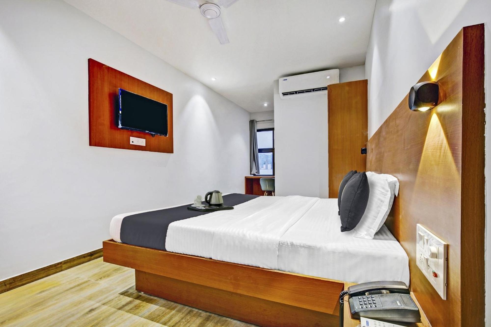 Townhouse Oak Hi-City Hotell Guwahati Exteriör bild