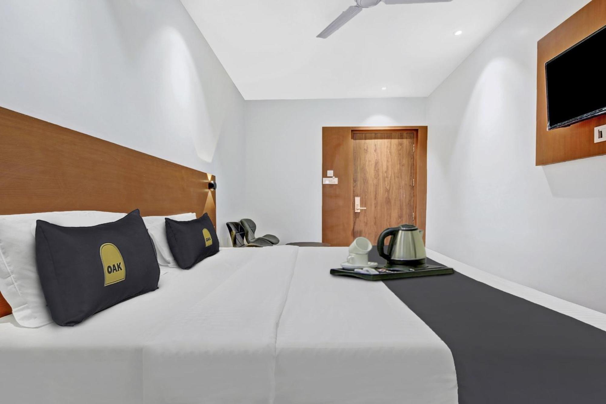 Townhouse Oak Hi-City Hotell Guwahati Exteriör bild