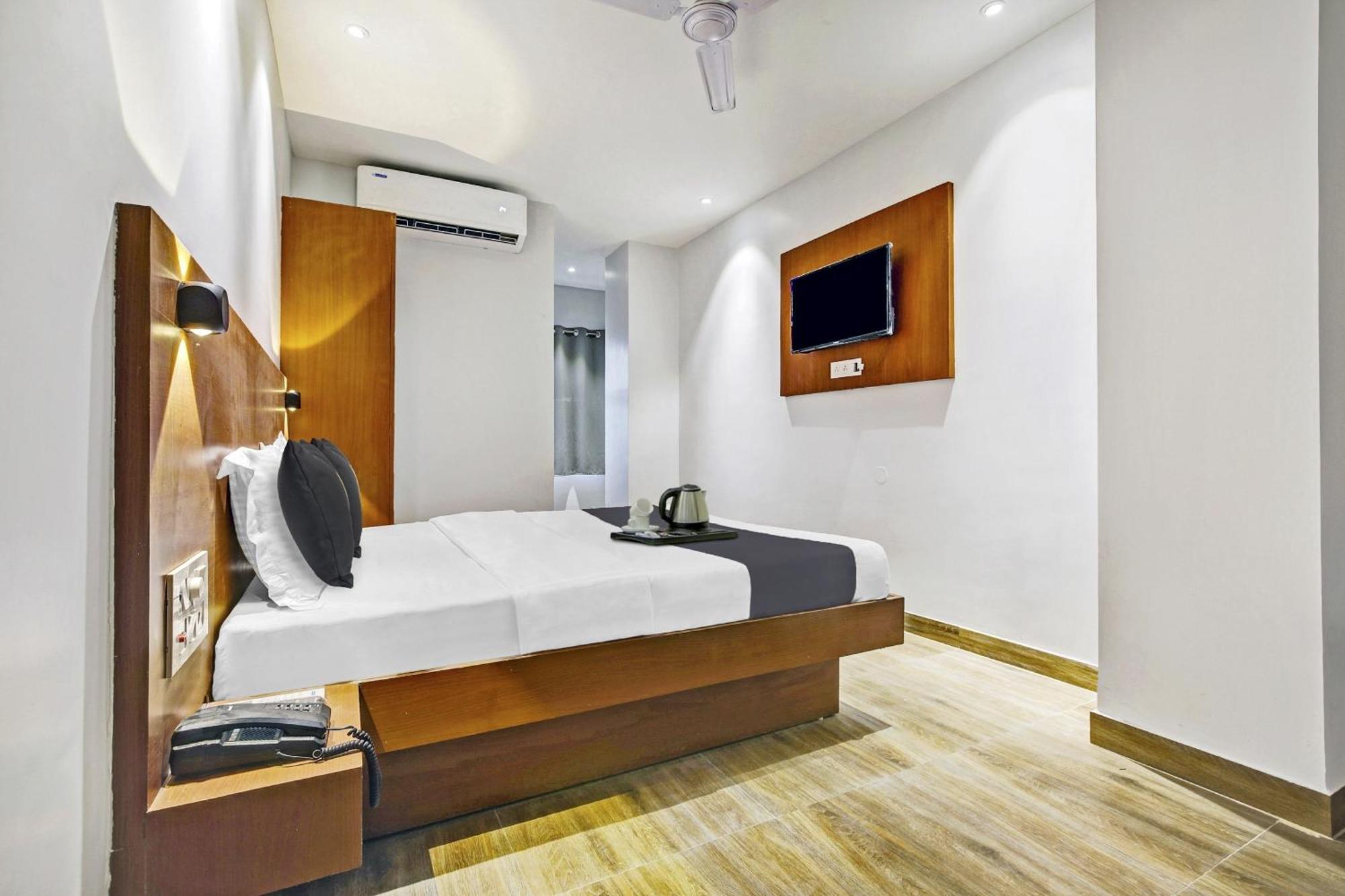 Townhouse Oak Hi-City Hotell Guwahati Exteriör bild